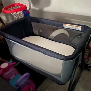 Navy Blue Mesh Baby Bassinet